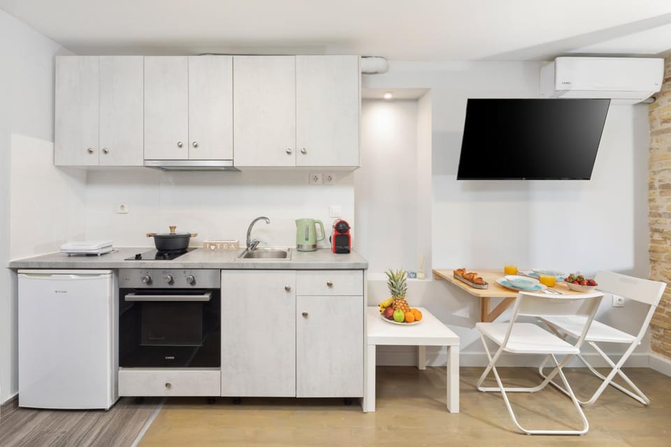 TV and multimedia, Coffee/tea facilities, Kitchen or kitchenette, Dining area, oven, pet friendly, stove, toaster