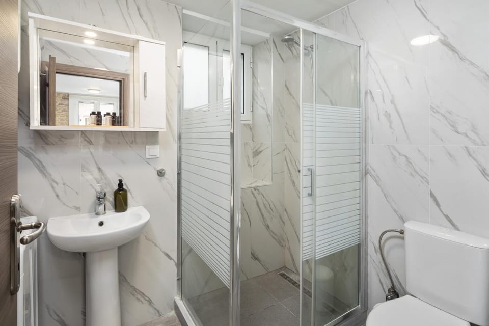 Shower, Toilet, Bathroom, towels