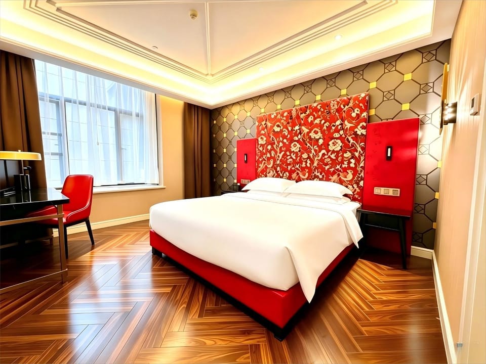 Bed, Photo of the whole room, Seating area, Bedroom