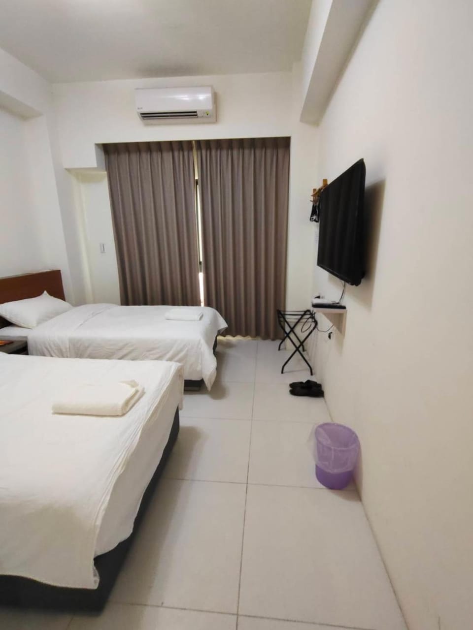Bed, TV and multimedia, Photo of the whole room, Bedroom, towels, air conditioner