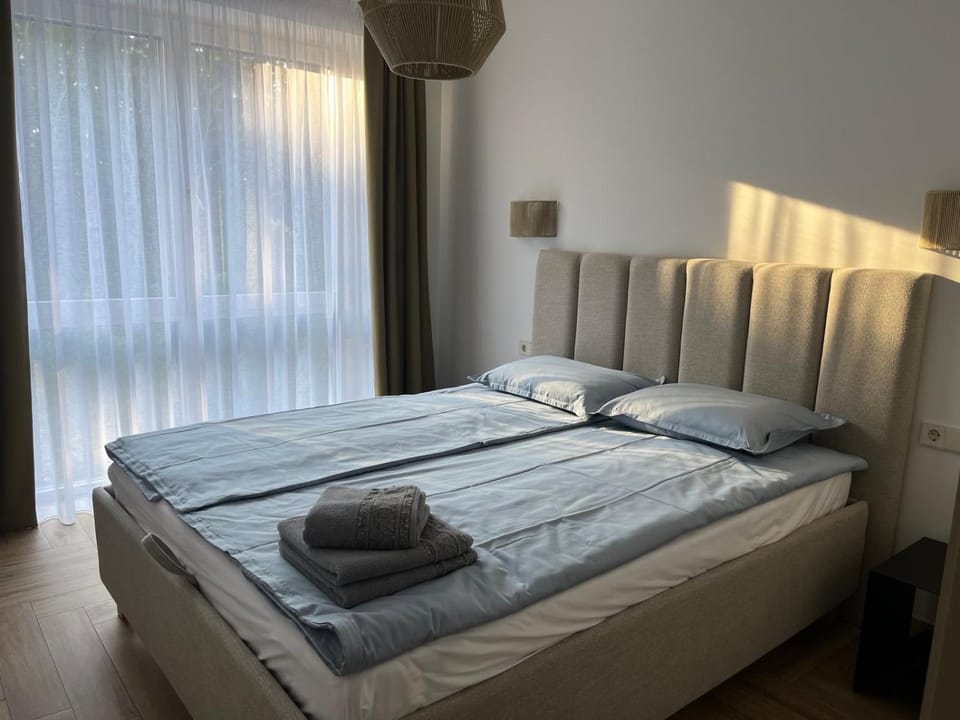 Bed, Photo of the whole room, Bedroom, towels