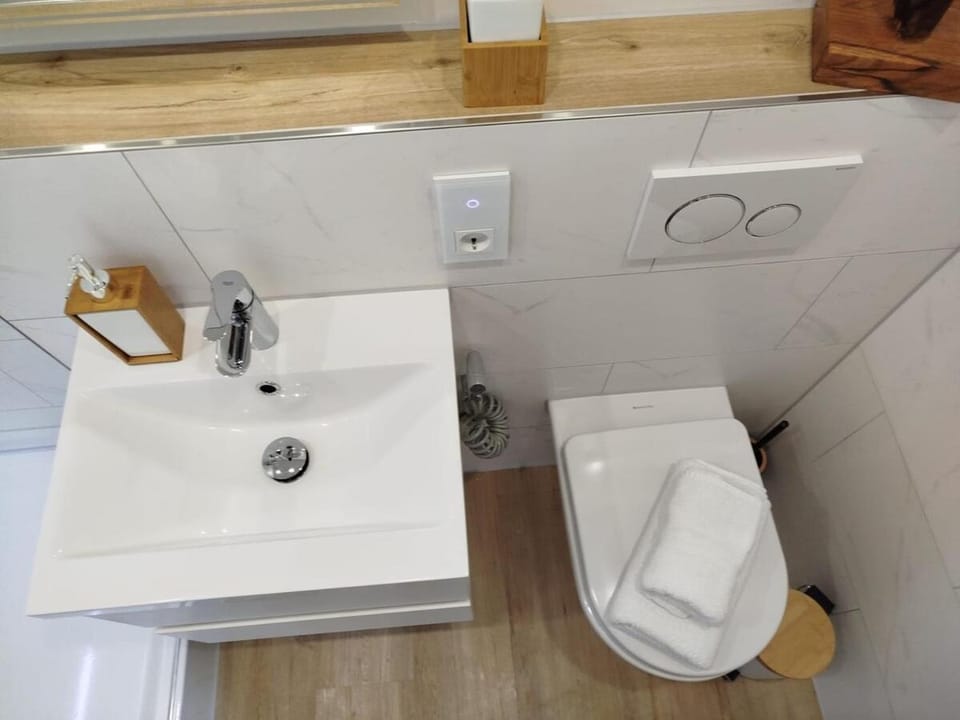 Toilet, towels