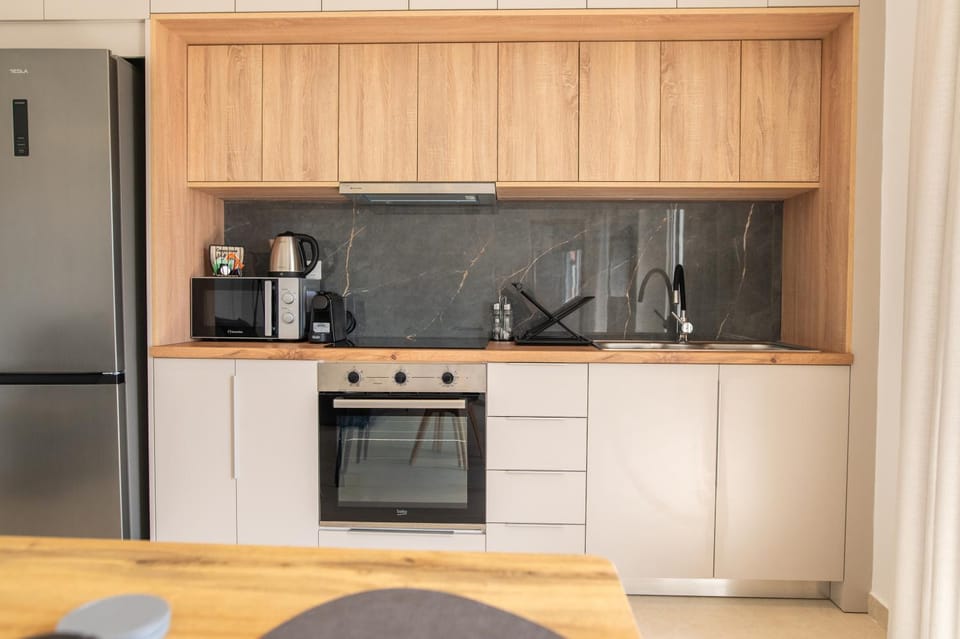 Coffee/tea facilities, Kitchen or kitchenette, stove