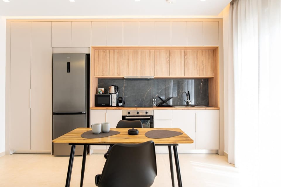 Coffee/tea facilities, Kitchen or kitchenette, Dining area, oven, stove