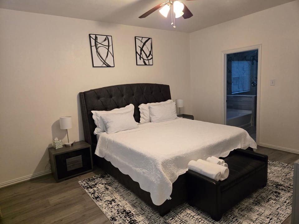 Bed, Photo of the whole room, Bedroom, towels