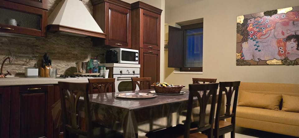 Kitchen or kitchenette, Dining area, stove