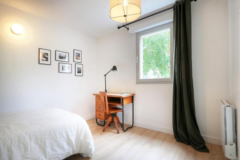 Photo of the whole room, Bedroom