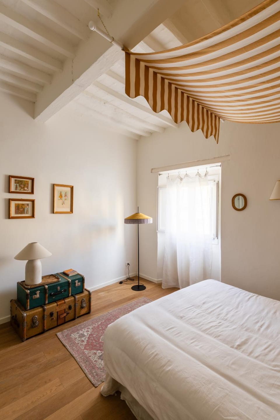 Photo of the whole room, Bedroom