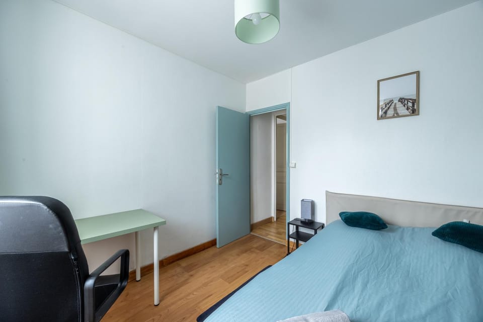 Bed, Photo of the whole room, Seating area, Bedroom