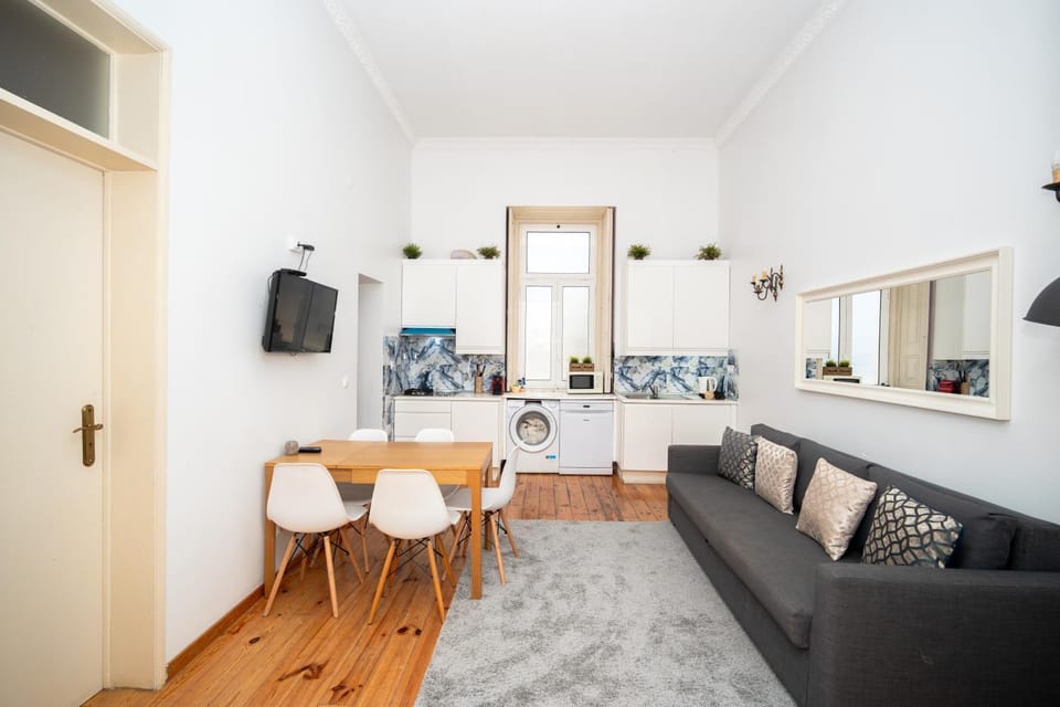 TV and multimedia, Kitchen or kitchenette, Living room, Seating area, Dining area