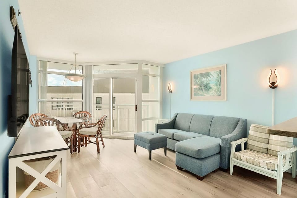 TV and multimedia, Balcony/Terrace, Living room, Seating area, Dining area