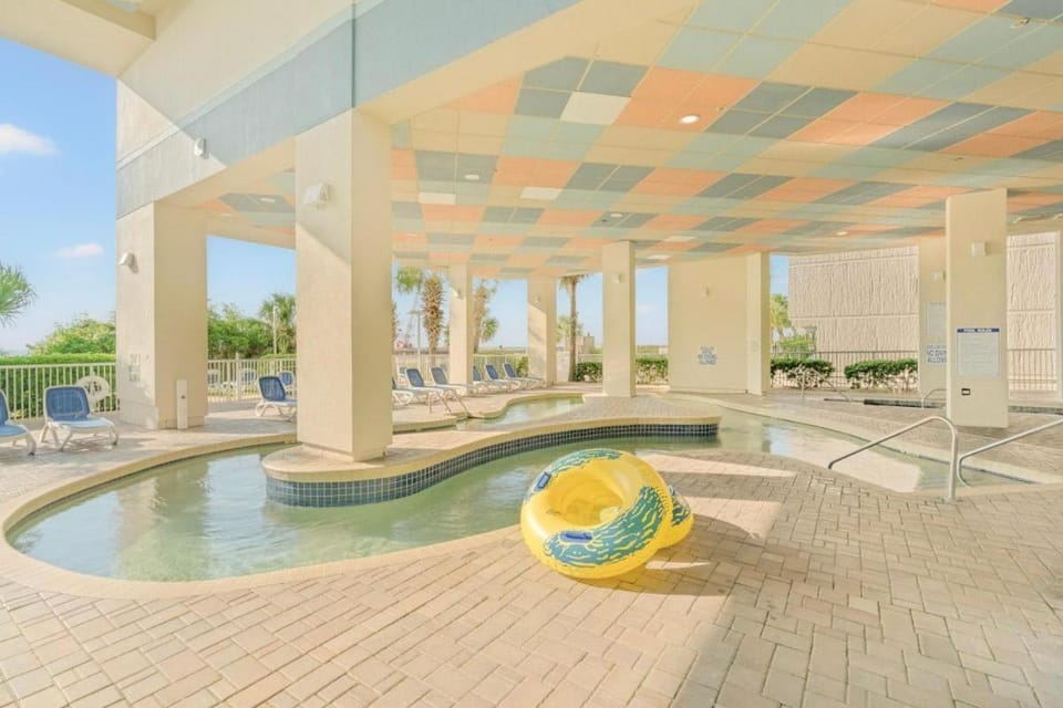 Day, Natural landscape, Pool view, Swimming pool, sunbed