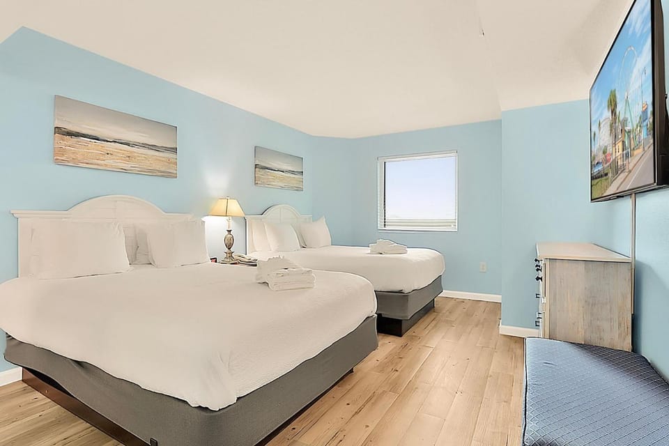Bed, TV and multimedia, Photo of the whole room, Bedroom, towels, wardrobe