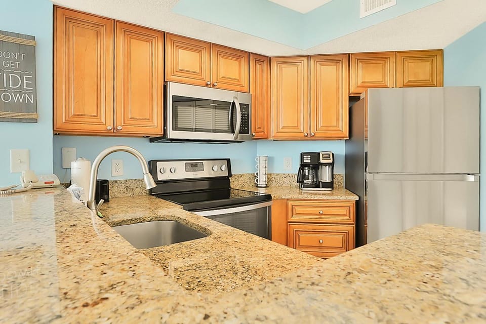 Coffee/tea facilities, Kitchen or kitchenette, microwave, oven, stove, toaster