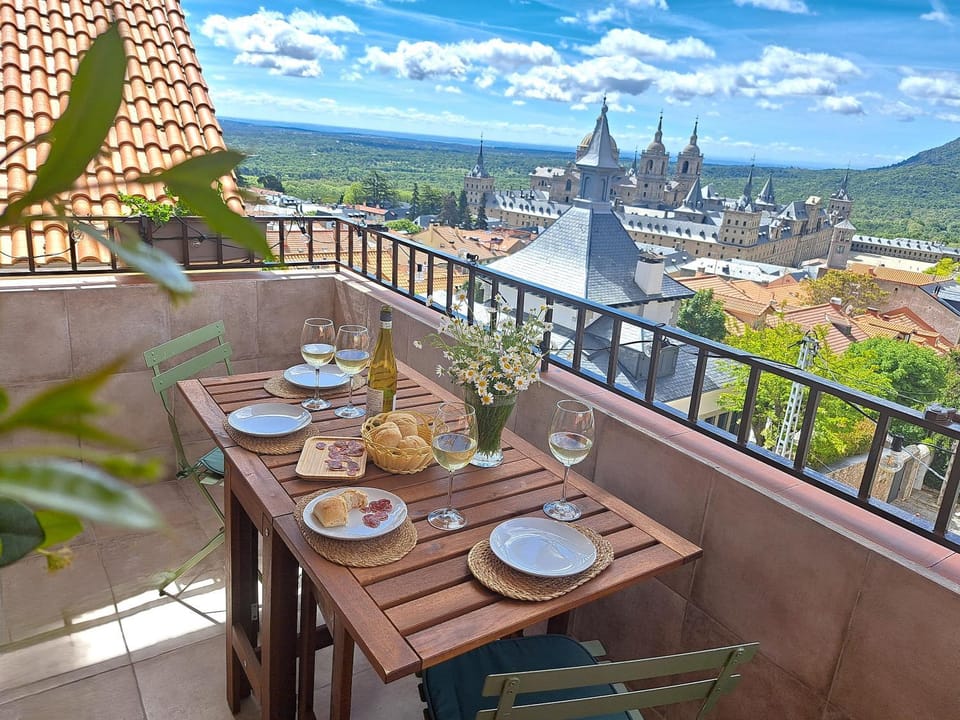 Natural landscape, View (from property/room), Balcony/Terrace, City view, Mountain view