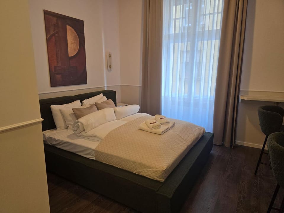 Bed, Bedroom, towels