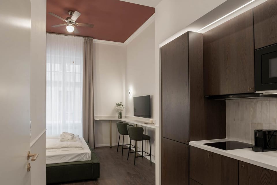 Bed, TV and multimedia, Kitchen or kitchenette, Bedroom, air conditioner