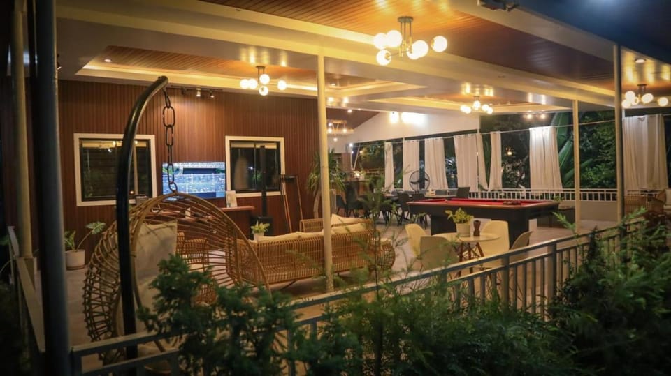 Night, TV and multimedia, Banquet/Function facilities, Seating area, Evening entertainment
