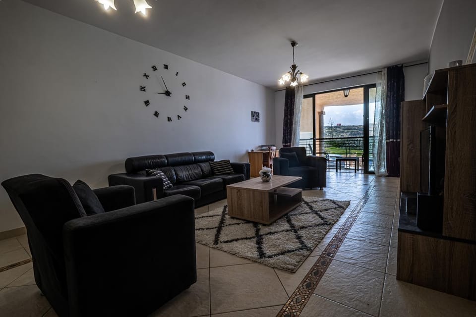 Grand Seaside Apartment, 3 Bedrooms - 4 Bathrooms Apartment in Malta