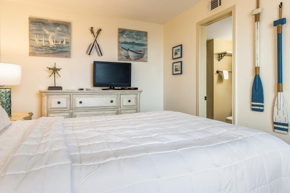 Bed, TV and multimedia, Bedroom