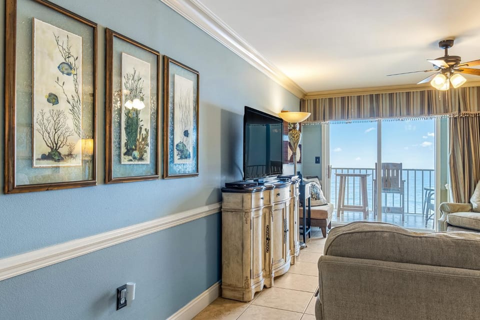TV and multimedia, View (from property/room), Balcony/Terrace, Living room, Seating area, Sea view, furniture