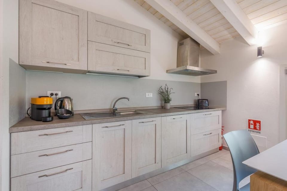 Coffee/tea facilities, Kitchen or kitchenette, stove