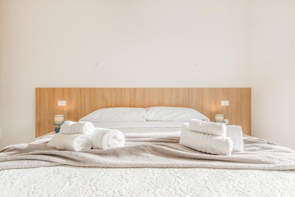 Bed, Photo of the whole room, Bedroom, towels