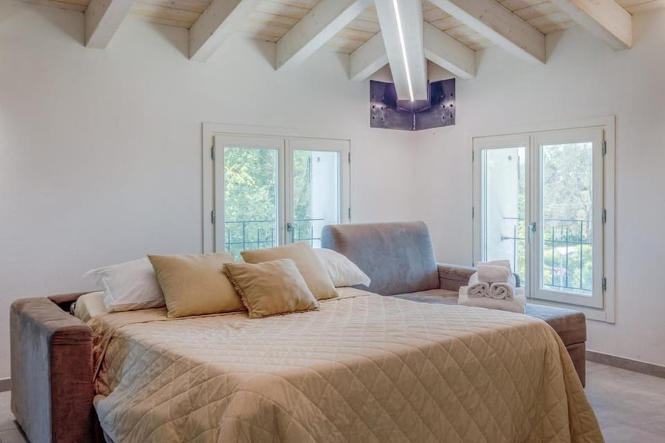 Bed, Photo of the whole room, Bedroom, towels