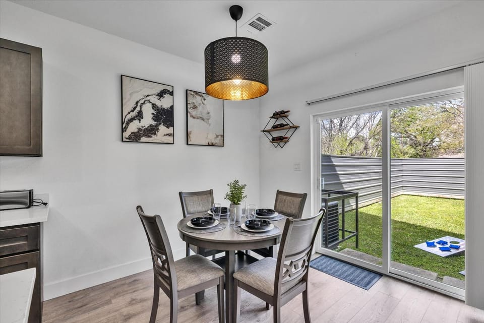New Build Modern Home Games Yard Desks BBQ WiFi House in Houston
