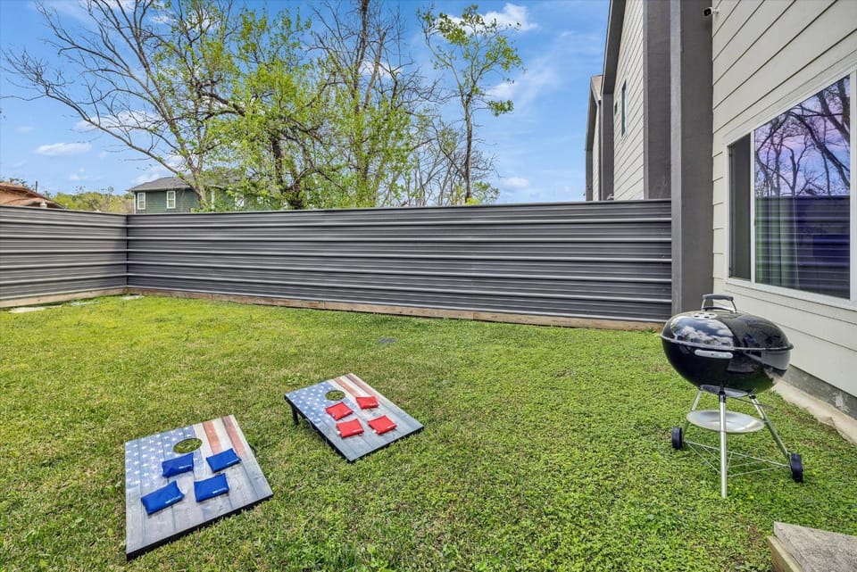 New Build Modern Home Games Yard Desks BBQ WiFi House in Houston