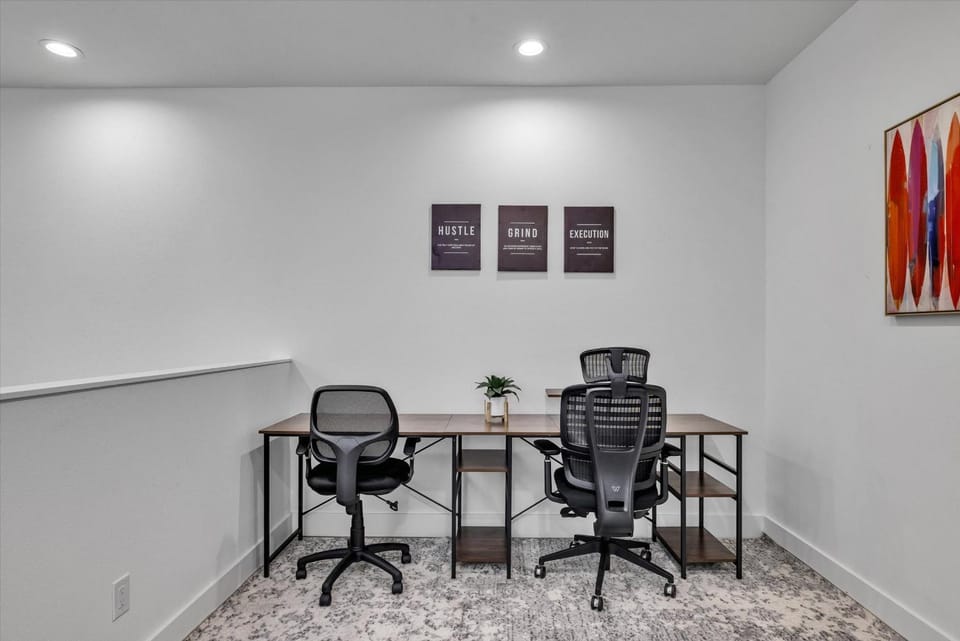 New Build Modern Home Games Yard Desks BBQ WiFi House in Houston