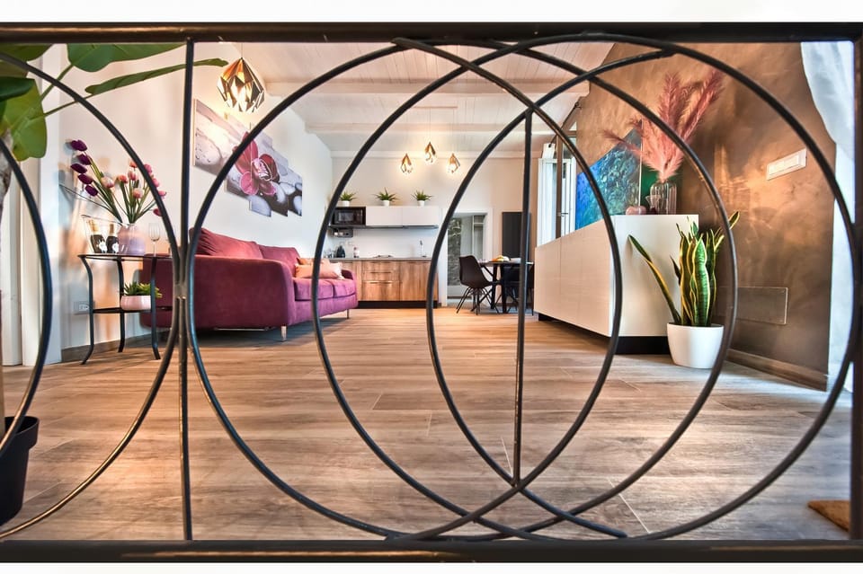 Living room, Photo of the whole room, Decorative detail