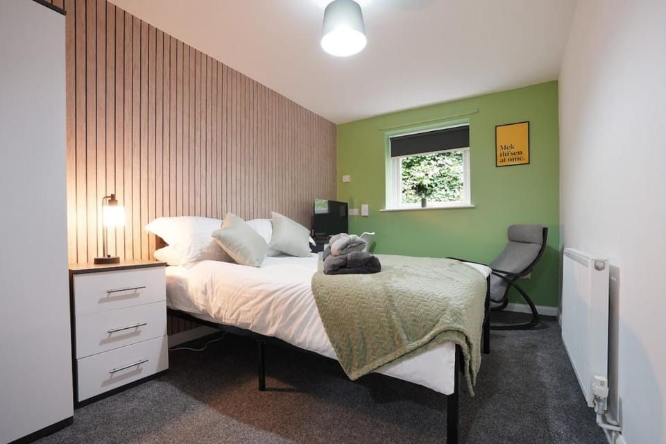 Bed, Seating area, Bedroom