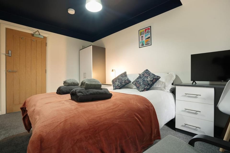 Bed, TV and multimedia, Seating area, Bedroom, towels, wardrobe