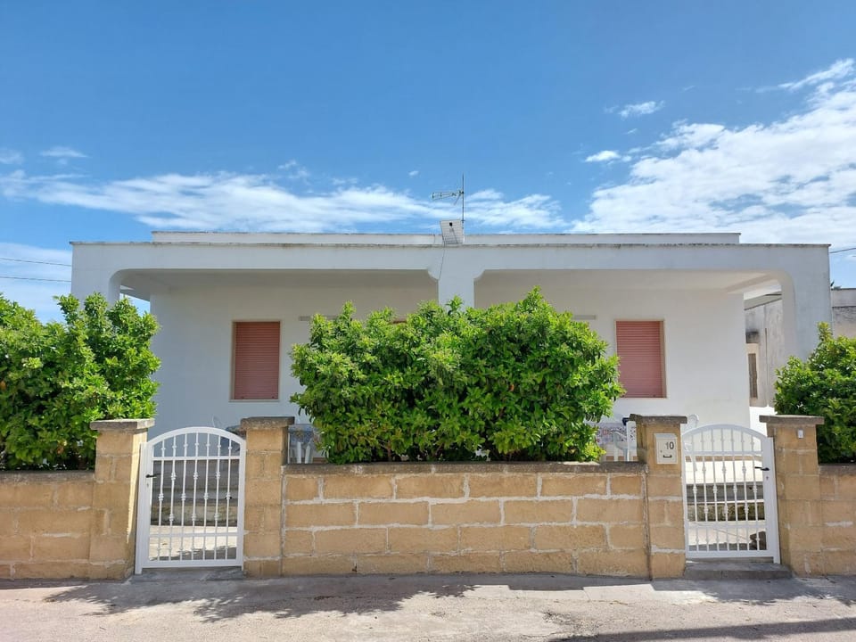 Property building, Facade/entrance, Garden