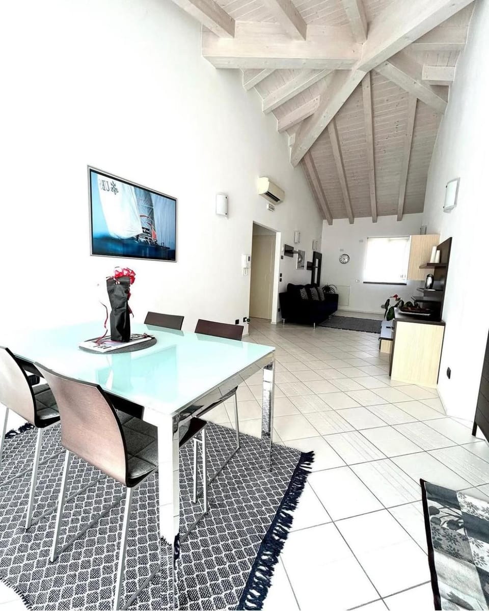 TV and multimedia, Kitchen or kitchenette, Living room, Seating area, Dining area, stove
