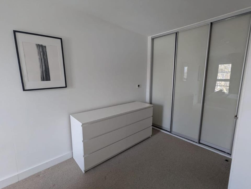 Modern Large Flat 1min to Stockwell Station with Skyscraper View Apartment in London