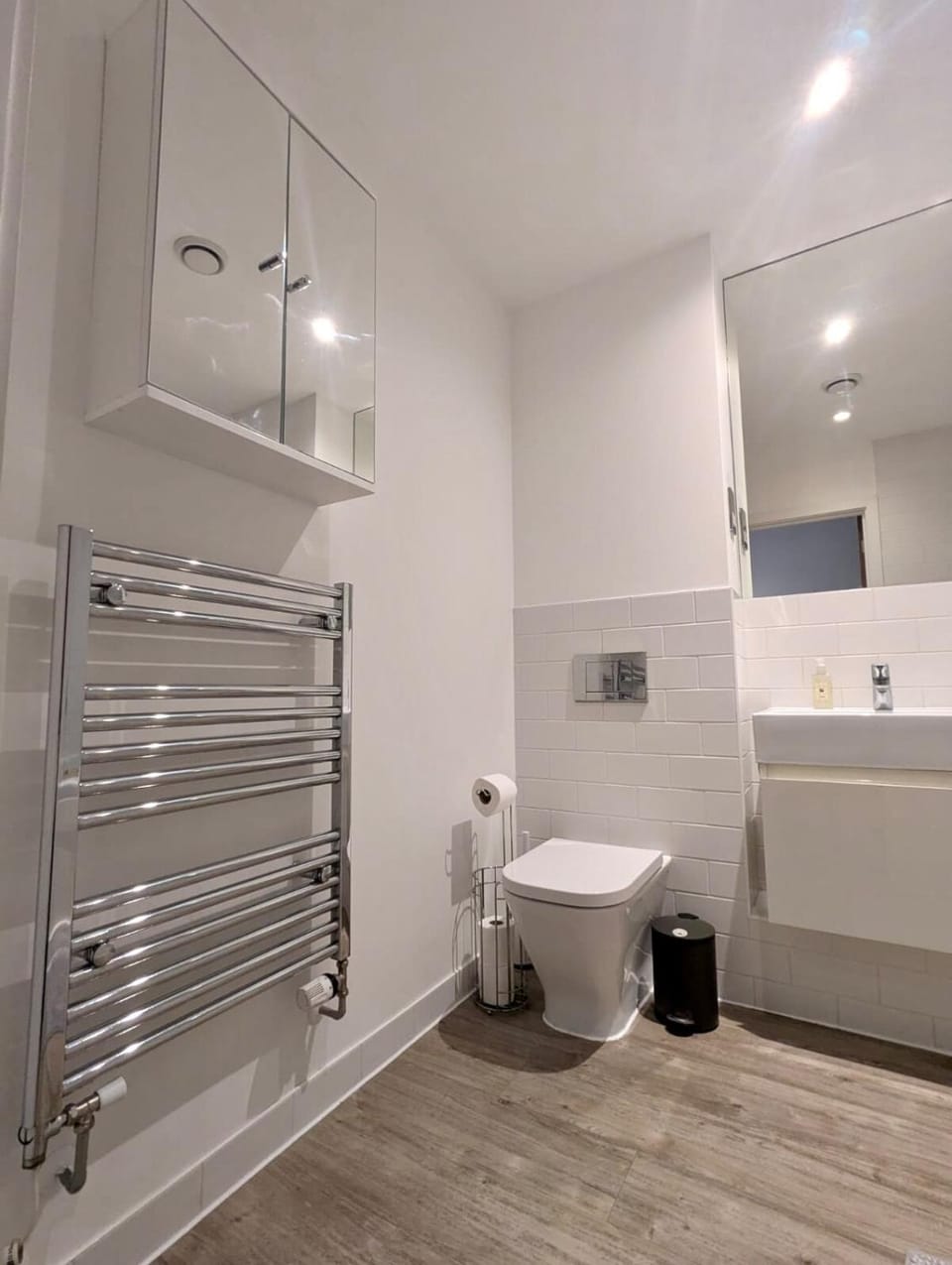 Modern Large Flat 1min to Stockwell Station with Skyscraper View Apartment in London