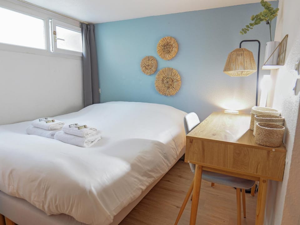 Bed, Bedroom, towels