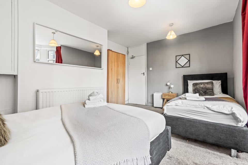 Bed, Bedroom, towels