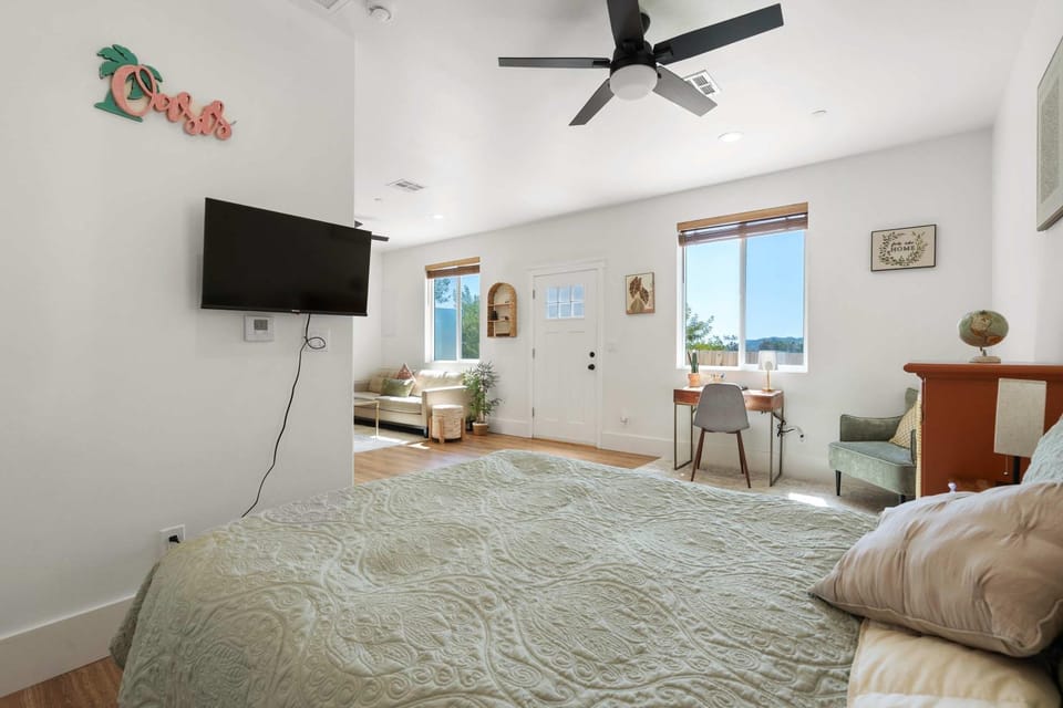 * Private Studio | Cozy Vibes + Relaxing Oasis * House in Escondido Village