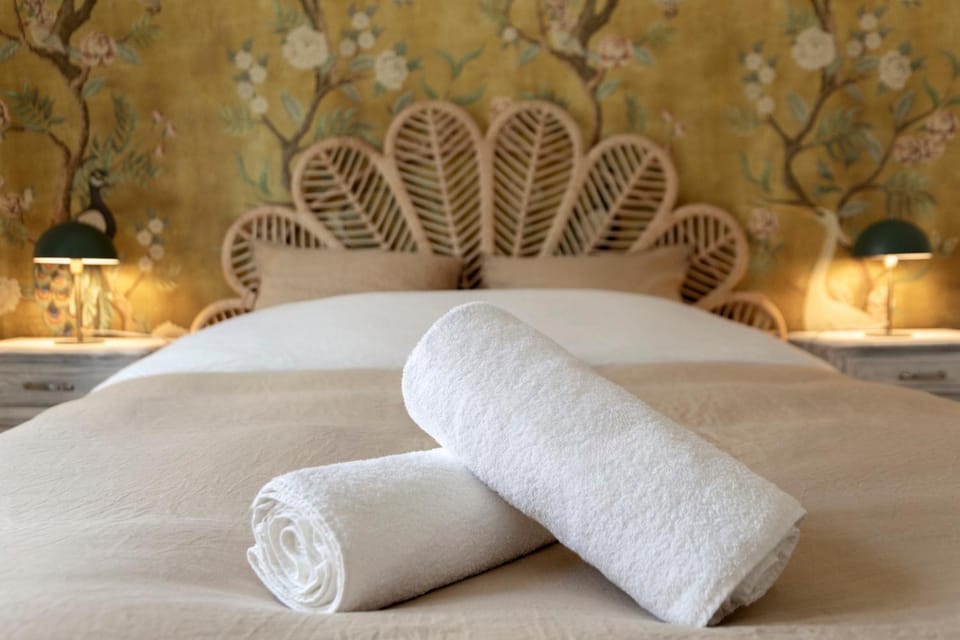 Photo of the whole room, Bedroom, towels