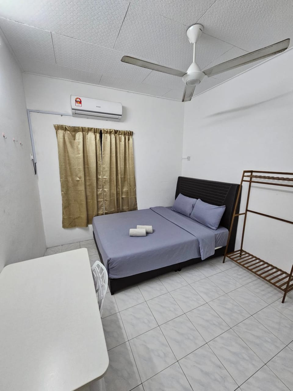 Bed, Living room, Photo of the whole room, Seating area, Bedroom, fireplace, air conditioner