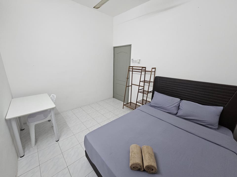 Bed, Photo of the whole room, Bedroom, towels
