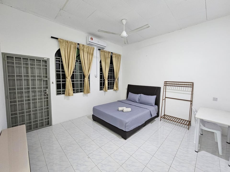 Bed, Photo of the whole room, Bedroom, fireplace, air conditioner