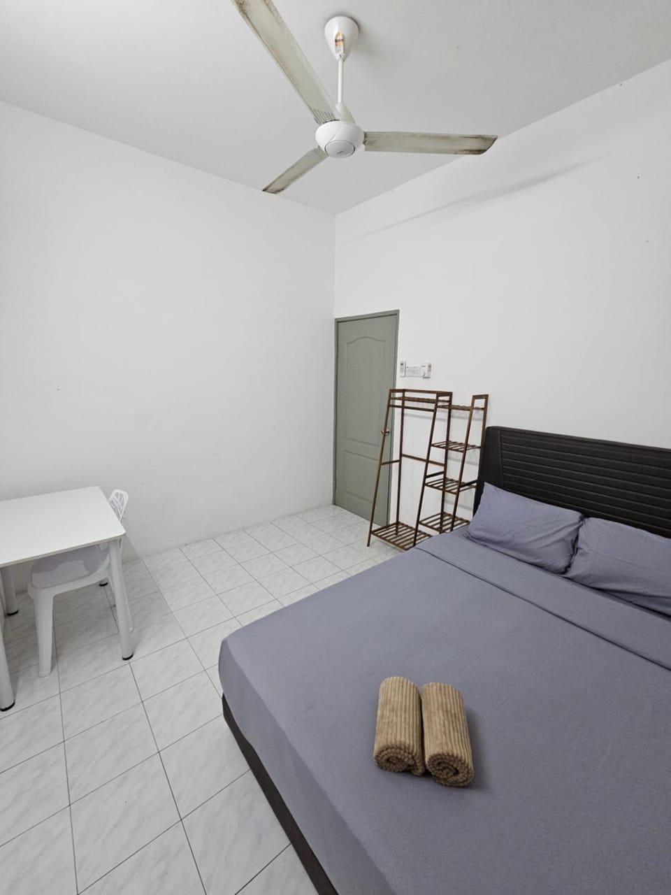 Bed, Photo of the whole room, Dining area, Bedroom, fireplace