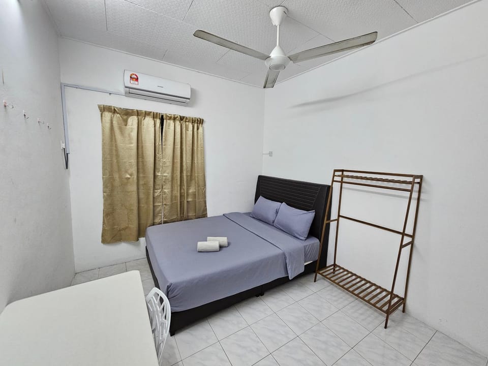 Bed, Photo of the whole room, Bedroom, towels, air conditioner