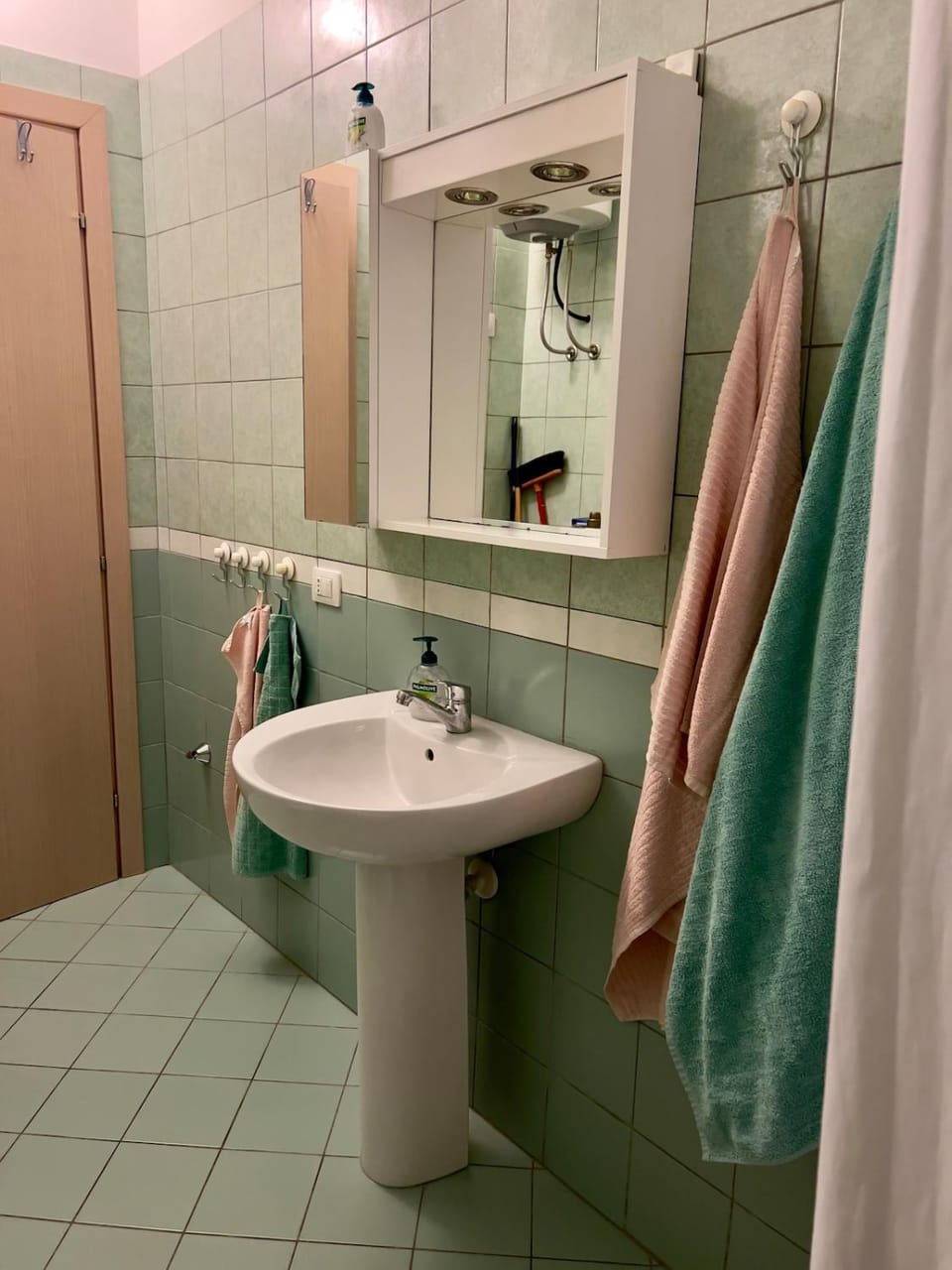 Shower, Toilet, Bathroom, towels