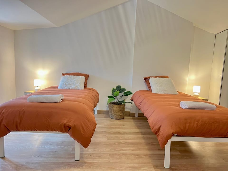 Bed, Photo of the whole room, Bedroom