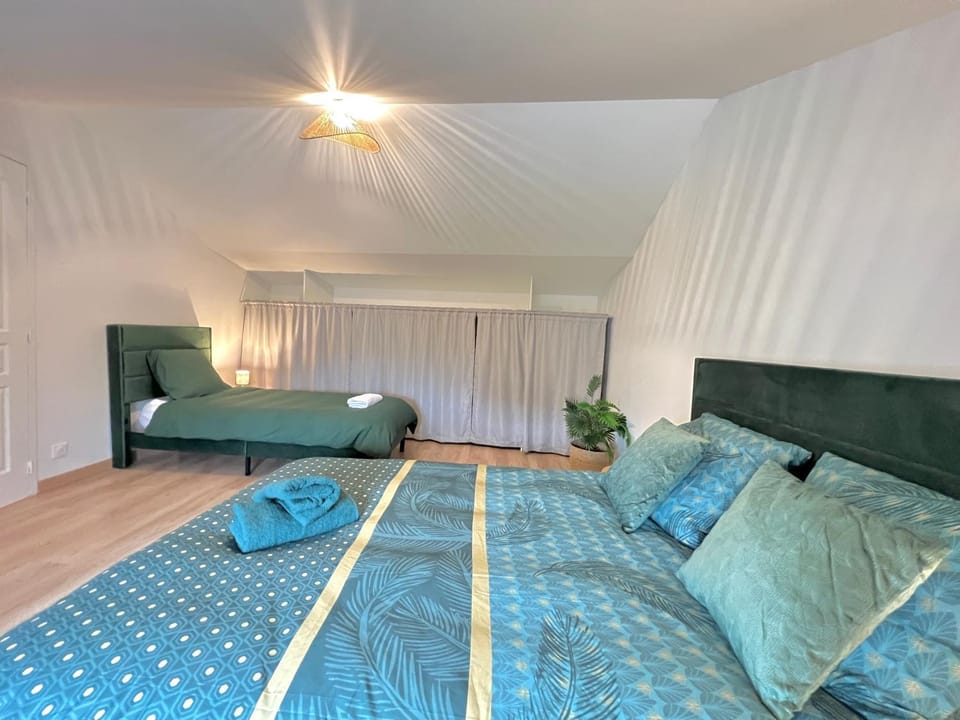 Bed, Photo of the whole room, Bedroom
